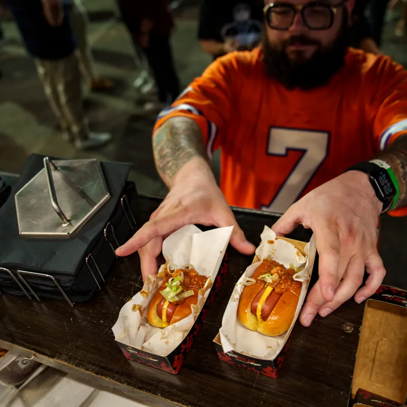 Due chili dog serviti al bancone del food truck